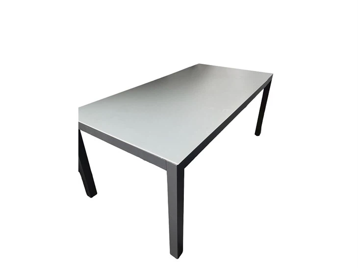 Ausziehbarer Gartentisch und Stühle